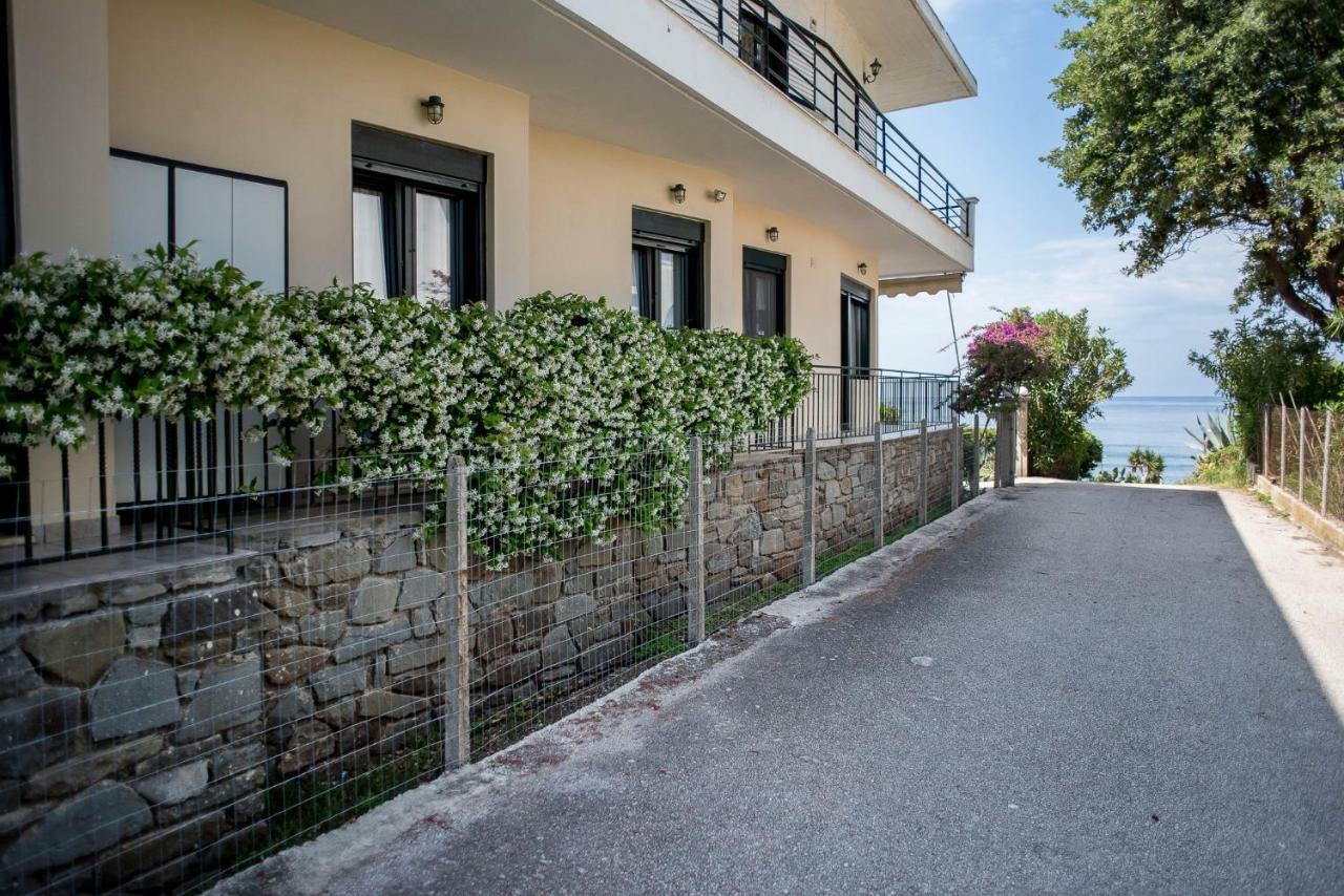 Oikia Eleanthi - Beachfront Garden Home! Mytikas  Exterior foto